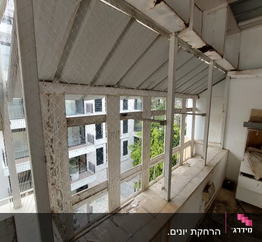רשת מתכת מותקנת למניעת כניסת יונים למרפסת